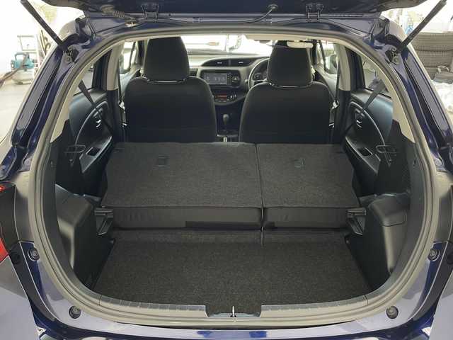 トヨタ ヴィッツ ハイブリッド F セーフティエディション 兵庫県 2017(平29)年 6.2万km ダークブルーマイカ ・純正ナビ&TV&BT&CD/・バックカメラ/・プリクラッシュセーフティ/・レーンディパーチャーアラート/・オートマチックハイビーム/・オートライト/・ドライブレコーダー/・ETC/・純正フロアマット/・スマートキー/・プッシュスタート/・AAC