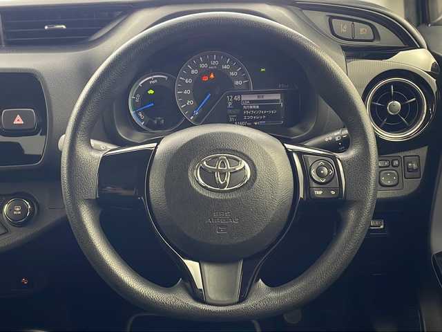 トヨタ ヴィッツ ハイブリッド F セーフティエディション 兵庫県 2017(平29)年 6.2万km ダークブルーマイカ ・純正ナビ&TV&BT&CD/・バックカメラ/・プリクラッシュセーフティ/・レーンディパーチャーアラート/・オートマチックハイビーム/・オートライト/・ドライブレコーダー/・ETC/・純正フロアマット/・スマートキー/・プッシュスタート/・AAC