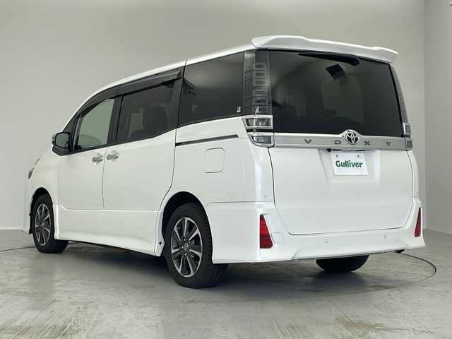 トヨタ ヴォクシー ZS 煌Ⅲ 茨城県 2020(令2)年 4.7万km ホワイトパールクリスタルシャイン トヨタセーフティセンス/純正10.5インチナビ/　（CD/DVD/Bluetooth/TV）/両側パワースライドドア/バックカメラ/クルーズコントロール/ビルトインETC2.0/アイドリングストップ/プッシュスタート/ハーフレザーシート/純正フロアマット/純正アルミホイール/LEDヘッドライト/フォグランプ/オートライト/オートハイビーム/スマートキー