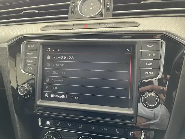 フォルクスワーゲン パサート ヴァリアント TSI Rライン 千葉県 2015(平27)年 7.4万km 白 プリクラッシュブレーキシステム/レーンキープアシスト/レーンチェンジアシストシステム/リアトラフィックシステム/アダプティブクルーズコントロール/純正ナビ/・FM/AM/CD/DVD/BTオーディオ/R-Line専用ナパレザーシート／スポーツシート（運転席/助手席）/バックカメラ/コーナーセンサー/マッサージ機能（運転席シート）/パワーシート/シートヒーター/LEDヘッドランプ/ヘッドランプウォッシャー/純正18インチアルミホイール/ETC/アルミペダル/スペアキー/保証書/取扱説明書