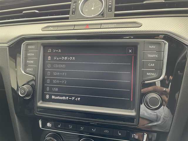 フォルクスワーゲン パサート ヴァリアント TSI Rライン 千葉県 2015(平27)年 7.4万km 白 プリクラッシュブレーキシステム/レーンキープアシスト/レーンチェンジアシストシステム/リアトラフィックシステム/アダプティブクルーズコントロール/純正ナビ/・FM/AM/CD/DVD/BTオーディオ/R-Line専用ナパレザーシート／スポーツシート（運転席/助手席）/バックカメラ/コーナーセンサー/マッサージ機能（運転席シート）/パワーシート/シートヒーター/LEDヘッドランプ/ヘッドランプウォッシャー/純正18インチアルミホイール/ETC/アルミペダル/スペアキー/保証書/取扱説明書
