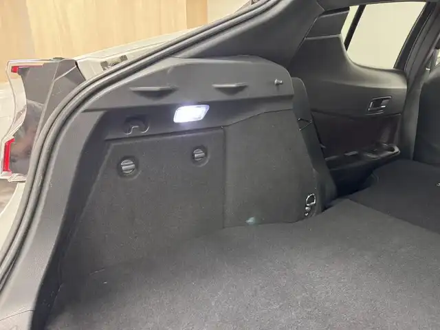 トヨタ Ｃ－ＨＲ G LEDエディション 三重県 2018(平30)年 5.7万km ホワイトパールクリスタルシャイン ハイブリッド/FF/フロアCVT/ALPINE 9インチナビ『ビッグX』 X9Z/（CD/DVD/TV/SD/SDREC/RADIO/USB/Bluetooth/HDMI/外部入力）/バックカメラ/モデリスタエアロ（F/S/R下）/ビルトイン ETC/Toyota Safety Sense/・プリクラッシュセーフティ［PCS］/・レーンディパーチャーアラート［LDA］（操舵支援あり）/・オートハイビーム［AHB］/・レーダークルコン（全車速追従機能付）/・クリアランスソナー＆バックソナー/・ブラインドスポットモニター［BSM］/・先行車発進告知機能/装備/・ハーフレザーシート/・シートヒーター（D/N）/・運転席電動ランバーサポート/・左右独立オートエアコン/・オートライト/・LED ヘッドランプ＆フロントフォグランプ/・ステアリングスイッチ/・雨滴感応式フロントワイパー/・電子パーキングブレーキ＆ブレーキホールド/・自動防眩ルームミラー/・社外16inAW/・スマートキーx1、リモコンエンジンスターターx1/など