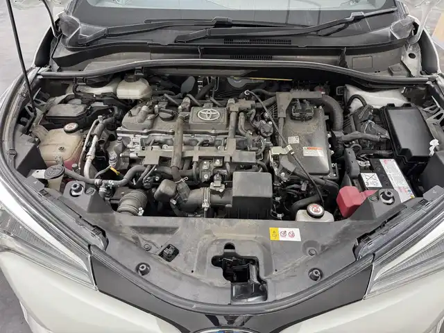 トヨタ Ｃ－ＨＲ G LEDエディション 三重県 2018(平30)年 5.7万km ホワイトパールクリスタルシャイン ハイブリッド/FF/フロアCVT/ALPINE 9インチナビ『ビッグX』 X9Z/（CD/DVD/TV/SD/SDREC/RADIO/USB/Bluetooth/HDMI/外部入力）/バックカメラ/モデリスタエアロ（F/S/R下）/ビルトイン ETC/Toyota Safety Sense/・プリクラッシュセーフティ［PCS］/・レーンディパーチャーアラート［LDA］（操舵支援あり）/・オートハイビーム［AHB］/・レーダークルコン（全車速追従機能付）/・クリアランスソナー＆バックソナー/・ブラインドスポットモニター［BSM］/・先行車発進告知機能/装備/・ハーフレザーシート/・シートヒーター（D/N）/・運転席電動ランバーサポート/・左右独立オートエアコン/・オートライト/・LED ヘッドランプ＆フロントフォグランプ/・ステアリングスイッチ/・雨滴感応式フロントワイパー/・電子パーキングブレーキ＆ブレーキホールド/・自動防眩ルームミラー/・社外16inAW/・スマートキーx1、リモコンエンジンスターターx1/など