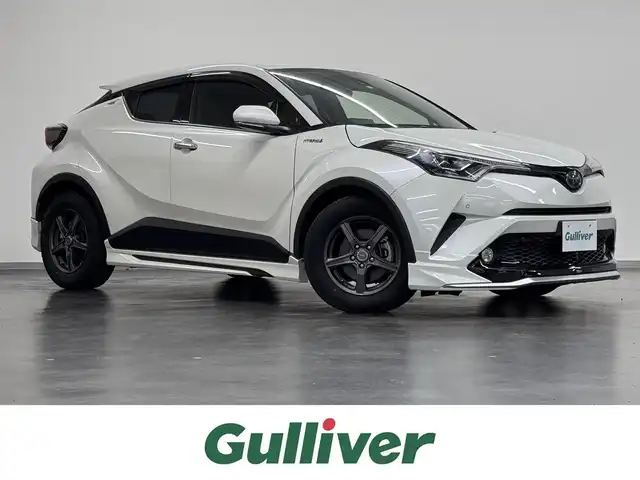 トヨタ Ｃ－ＨＲ G LEDエディション 三重県 2018(平30)年 5.7万km ホワイトパールクリスタルシャイン ハイブリッド/FF/フロアCVT/ALPINE 9インチナビ『ビッグX』 X9Z/（CD/DVD/TV/SD/SDREC/RADIO/USB/Bluetooth/HDMI/外部入力）/バックカメラ/モデリスタエアロ（F/S/R下）/ビルトイン ETC/Toyota Safety Sense/・プリクラッシュセーフティ［PCS］/・レーンディパーチャーアラート［LDA］（操舵支援あり）/・オートハイビーム［AHB］/・レーダークルコン（全車速追従機能付）/・クリアランスソナー＆バックソナー/・ブラインドスポットモニター［BSM］/・先行車発進告知機能/装備/・ハーフレザーシート/・シートヒーター（D/N）/・運転席電動ランバーサポート/・左右独立オートエアコン/・オートライト/・LED ヘッドランプ＆フロントフォグランプ/・ステアリングスイッチ/・雨滴感応式フロントワイパー/・電子パーキングブレーキ＆ブレーキホールド/・自動防眩ルームミラー/・社外16inAW/・スマートキーx1、リモコンエンジンスターターx1/など