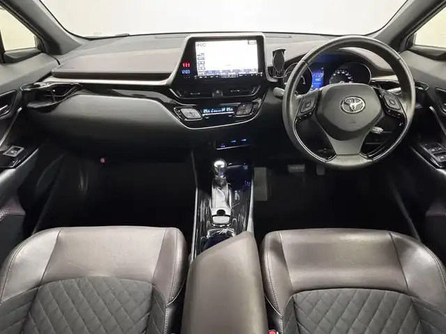 トヨタ Ｃ－ＨＲ G LEDエディション 三重県 2018(平30)年 5.7万km ホワイトパールクリスタルシャイン ハイブリッド/FF/フロアCVT/ALPINE 9インチナビ『ビッグX』 X9Z/（CD/DVD/TV/SD/SDREC/RADIO/USB/Bluetooth/HDMI/外部入力）/バックカメラ/モデリスタエアロ（F/S/R下）/ビルトイン ETC/Toyota Safety Sense/・プリクラッシュセーフティ［PCS］/・レーンディパーチャーアラート［LDA］（操舵支援あり）/・オートハイビーム［AHB］/・レーダークルコン（全車速追従機能付）/・クリアランスソナー＆バックソナー/・ブラインドスポットモニター［BSM］/・先行車発進告知機能/装備/・ハーフレザーシート/・シートヒーター（D/N）/・運転席電動ランバーサポート/・左右独立オートエアコン/・オートライト/・LED ヘッドランプ＆フロントフォグランプ/・ステアリングスイッチ/・雨滴感応式フロントワイパー/・電子パーキングブレーキ＆ブレーキホールド/・自動防眩ルームミラー/・社外16inAW/・スマートキーx1、リモコンエンジンスターターx1/など