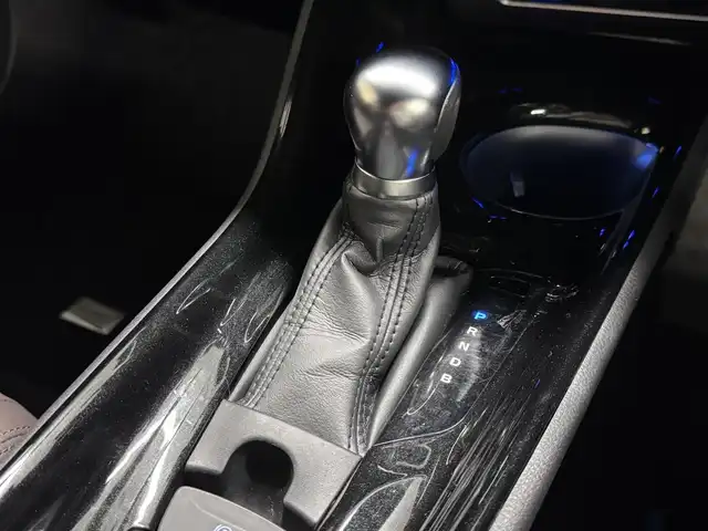 トヨタ Ｃ－ＨＲ G LEDエディション 三重県 2018(平30)年 5.7万km ホワイトパールクリスタルシャイン ハイブリッド/FF/フロアCVT/ALPINE 9インチナビ『ビッグX』 X9Z/（CD/DVD/TV/SD/SDREC/RADIO/USB/Bluetooth/HDMI/外部入力）/バックカメラ/モデリスタエアロ（F/S/R下）/ビルトイン ETC/Toyota Safety Sense/・プリクラッシュセーフティ［PCS］/・レーンディパーチャーアラート［LDA］（操舵支援あり）/・オートハイビーム［AHB］/・レーダークルコン（全車速追従機能付）/・クリアランスソナー＆バックソナー/・ブラインドスポットモニター［BSM］/・先行車発進告知機能/装備/・ハーフレザーシート/・シートヒーター（D/N）/・運転席電動ランバーサポート/・左右独立オートエアコン/・オートライト/・LED ヘッドランプ＆フロントフォグランプ/・ステアリングスイッチ/・雨滴感応式フロントワイパー/・電子パーキングブレーキ＆ブレーキホールド/・自動防眩ルームミラー/・社外16inAW/・スマートキーx1、リモコンエンジンスターターx1/など