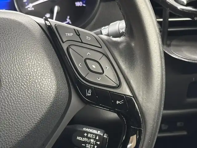 トヨタ Ｃ－ＨＲ G LEDエディション 三重県 2018(平30)年 5.7万km ホワイトパールクリスタルシャイン ハイブリッド/FF/フロアCVT/ALPINE 9インチナビ『ビッグX』 X9Z/（CD/DVD/TV/SD/SDREC/RADIO/USB/Bluetooth/HDMI/外部入力）/バックカメラ/モデリスタエアロ（F/S/R下）/ビルトイン ETC/Toyota Safety Sense/・プリクラッシュセーフティ［PCS］/・レーンディパーチャーアラート［LDA］（操舵支援あり）/・オートハイビーム［AHB］/・レーダークルコン（全車速追従機能付）/・クリアランスソナー＆バックソナー/・ブラインドスポットモニター［BSM］/・先行車発進告知機能/装備/・ハーフレザーシート/・シートヒーター（D/N）/・運転席電動ランバーサポート/・左右独立オートエアコン/・オートライト/・LED ヘッドランプ＆フロントフォグランプ/・ステアリングスイッチ/・雨滴感応式フロントワイパー/・電子パーキングブレーキ＆ブレーキホールド/・自動防眩ルームミラー/・社外16inAW/・スマートキーx1、リモコンエンジンスターターx1/など