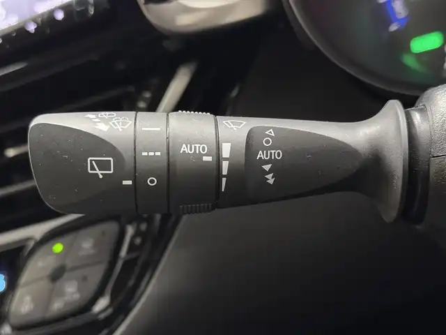トヨタ Ｃ－ＨＲ G LEDエディション 三重県 2018(平30)年 5.7万km ホワイトパールクリスタルシャイン ハイブリッド/FF/フロアCVT/ALPINE 9インチナビ『ビッグX』 X9Z/（CD/DVD/TV/SD/SDREC/RADIO/USB/Bluetooth/HDMI/外部入力）/バックカメラ/モデリスタエアロ（F/S/R下）/ビルトイン ETC/Toyota Safety Sense/・プリクラッシュセーフティ［PCS］/・レーンディパーチャーアラート［LDA］（操舵支援あり）/・オートハイビーム［AHB］/・レーダークルコン（全車速追従機能付）/・クリアランスソナー＆バックソナー/・ブラインドスポットモニター［BSM］/・先行車発進告知機能/装備/・ハーフレザーシート/・シートヒーター（D/N）/・運転席電動ランバーサポート/・左右独立オートエアコン/・オートライト/・LED ヘッドランプ＆フロントフォグランプ/・ステアリングスイッチ/・雨滴感応式フロントワイパー/・電子パーキングブレーキ＆ブレーキホールド/・自動防眩ルームミラー/・社外16inAW/・スマートキーx1、リモコンエンジンスターターx1/など