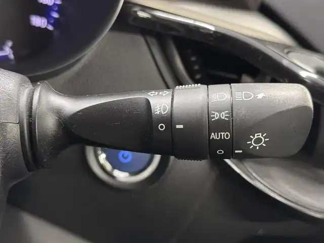 トヨタ Ｃ－ＨＲ G LEDエディション 三重県 2018(平30)年 5.7万km ホワイトパールクリスタルシャイン ハイブリッド/FF/フロアCVT/ALPINE 9インチナビ『ビッグX』 X9Z/（CD/DVD/TV/SD/SDREC/RADIO/USB/Bluetooth/HDMI/外部入力）/バックカメラ/モデリスタエアロ（F/S/R下）/ビルトイン ETC/Toyota Safety Sense/・プリクラッシュセーフティ［PCS］/・レーンディパーチャーアラート［LDA］（操舵支援あり）/・オートハイビーム［AHB］/・レーダークルコン（全車速追従機能付）/・クリアランスソナー＆バックソナー/・ブラインドスポットモニター［BSM］/・先行車発進告知機能/装備/・ハーフレザーシート/・シートヒーター（D/N）/・運転席電動ランバーサポート/・左右独立オートエアコン/・オートライト/・LED ヘッドランプ＆フロントフォグランプ/・ステアリングスイッチ/・雨滴感応式フロントワイパー/・電子パーキングブレーキ＆ブレーキホールド/・自動防眩ルームミラー/・社外16inAW/・スマートキーx1、リモコンエンジンスターターx1/など