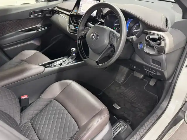 トヨタ Ｃ－ＨＲ G LEDエディション 三重県 2018(平30)年 5.7万km ホワイトパールクリスタルシャイン ハイブリッド/FF/フロアCVT/ALPINE 9インチナビ『ビッグX』 X9Z/（CD/DVD/TV/SD/SDREC/RADIO/USB/Bluetooth/HDMI/外部入力）/バックカメラ/モデリスタエアロ（F/S/R下）/ビルトイン ETC/Toyota Safety Sense/・プリクラッシュセーフティ［PCS］/・レーンディパーチャーアラート［LDA］（操舵支援あり）/・オートハイビーム［AHB］/・レーダークルコン（全車速追従機能付）/・クリアランスソナー＆バックソナー/・ブラインドスポットモニター［BSM］/・先行車発進告知機能/装備/・ハーフレザーシート/・シートヒーター（D/N）/・運転席電動ランバーサポート/・左右独立オートエアコン/・オートライト/・LED ヘッドランプ＆フロントフォグランプ/・ステアリングスイッチ/・雨滴感応式フロントワイパー/・電子パーキングブレーキ＆ブレーキホールド/・自動防眩ルームミラー/・社外16inAW/・スマートキーx1、リモコンエンジンスターターx1/など