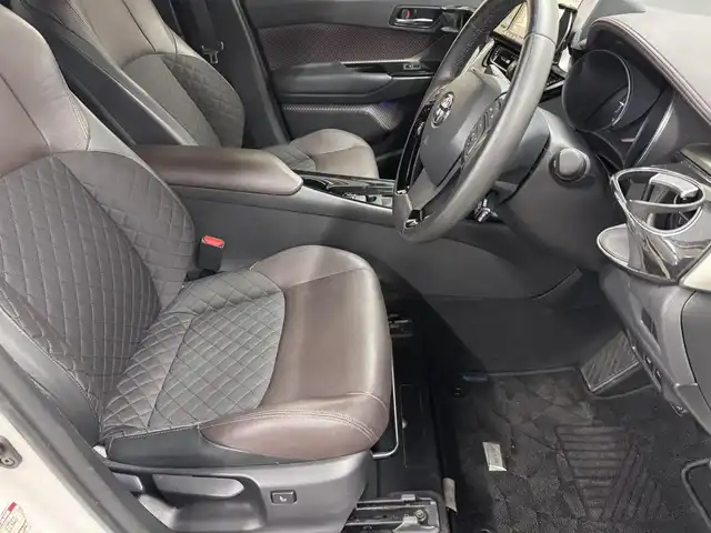 トヨタ Ｃ－ＨＲ G LEDエディション 三重県 2018(平30)年 5.7万km ホワイトパールクリスタルシャイン ハイブリッド/FF/フロアCVT/ALPINE 9インチナビ『ビッグX』 X9Z/（CD/DVD/TV/SD/SDREC/RADIO/USB/Bluetooth/HDMI/外部入力）/バックカメラ/モデリスタエアロ（F/S/R下）/ビルトイン ETC/Toyota Safety Sense/・プリクラッシュセーフティ［PCS］/・レーンディパーチャーアラート［LDA］（操舵支援あり）/・オートハイビーム［AHB］/・レーダークルコン（全車速追従機能付）/・クリアランスソナー＆バックソナー/・ブラインドスポットモニター［BSM］/・先行車発進告知機能/装備/・ハーフレザーシート/・シートヒーター（D/N）/・運転席電動ランバーサポート/・左右独立オートエアコン/・オートライト/・LED ヘッドランプ＆フロントフォグランプ/・ステアリングスイッチ/・雨滴感応式フロントワイパー/・電子パーキングブレーキ＆ブレーキホールド/・自動防眩ルームミラー/・社外16inAW/・スマートキーx1、リモコンエンジンスターターx1/など