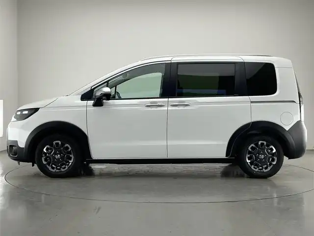 ホンダ フリード ハイブリット e:HEV クロスター 愛知県 2025(令7)年 0.1千km プラチナホワイトパール 登録済未使用車　純正９型ナビ　フルセグＴＶ　Ｂｌｕｅｔｏｏｔｈ　ＵＳＢ　ＢＳＭ　シートヒーター　ハーフレザー　両側パワースライドドア　ホンダセンシング　衝突軽減　追従クルコン　ＬＥＤオートライト　禁煙/e:HEV クロスター　2LE40P3　6人　9インチナビ　LXM-242ZFNI(207680円)