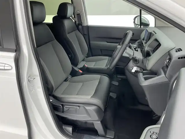 ホンダ フリード ハイブリット e:HEV クロスター 愛知県 2025(令7)年 0.1千km プラチナホワイトパール 登録済未使用車　純正９型ナビ　フルセグＴＶ　Ｂｌｕｅｔｏｏｔｈ　ＵＳＢ　ＢＳＭ　シートヒーター　ハーフレザー　両側パワースライドドア　ホンダセンシング　衝突軽減　追従クルコン　ＬＥＤオートライト　禁煙/e:HEV クロスター　2LE40P3　6人　9インチナビ　LXM-242ZFNI(207680円)