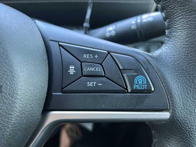 日産 セレナ e－パワー ハイウェイスター V 岐阜県 2018(平30)年 7.8万km シャイニングブルー 登録時走行距離：77900km/純正ワイドナビ/アラウンドビューモニター/フルセグテレビ・Bluetooth ・CD/フリップダウンモニター/セーフティーパックB/レーダークルーズコントロール/前後コーナーセンサー/両側パワースライドドア/LEDヘッドライト/フォグライト/オートライト/ステアリングヒーター/アイドリングストップ/純正アルミホイール/ドアバイザー/プッシュスタート/スマートキー/スペアキー/取扱説明書