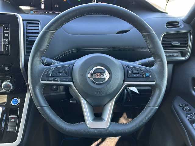 日産 セレナ e－パワー ハイウェイスター V 岐阜県 2018(平30)年 7.8万km シャイニングブルー 登録時走行距離：77900km/純正ワイドナビ/アラウンドビューモニター/フルセグテレビ・Bluetooth ・CD/フリップダウンモニター/セーフティーパックB/レーダークルーズコントロール/前後コーナーセンサー/両側パワースライドドア/LEDヘッドライト/フォグライト/オートライト/ステアリングヒーター/アイドリングストップ/純正アルミホイール/ドアバイザー/プッシュスタート/スマートキー/スペアキー/取扱説明書