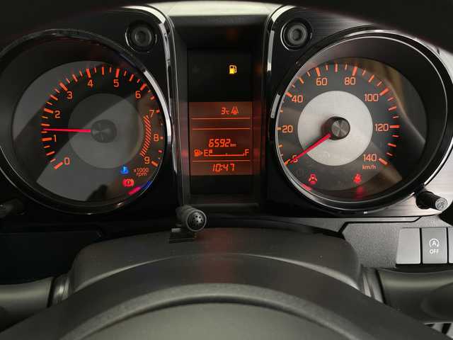 スズキ ジムニー XG 長野県 2023(令5)年 0.7万km シルキーシルバーメタリック 4WD/社外オーディオ（型番：U330BTH)/ETC/純正フロアマット/16インチ純正アルミホイール/盗難防止装置/ABS/横滑り防止装置/ダウンヒルアシストコントロール/オートライト/フォグランプ/マッドフラップ/ライトレベライザー/保証書/説明書/スペアキー