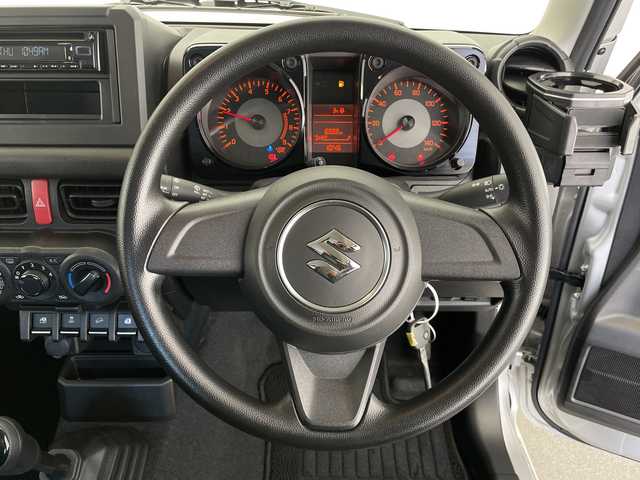 スズキ ジムニー XG 長野県 2023(令5)年 0.7万km シルキーシルバーメタリック 4WD/社外オーディオ（型番：U330BTH)/ETC/純正フロアマット/16インチ純正アルミホイール/盗難防止装置/ABS/横滑り防止装置/ダウンヒルアシストコントロール/オートライト/フォグランプ/マッドフラップ/ライトレベライザー/保証書/説明書/スペアキー