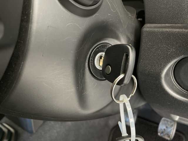 スズキ ジムニー XG 長野県 2023(令5)年 0.7万km シルキーシルバーメタリック 4WD/社外オーディオ（型番：U330BTH)/ETC/純正フロアマット/16インチ純正アルミホイール/盗難防止装置/ABS/横滑り防止装置/ダウンヒルアシストコントロール/オートライト/フォグランプ/マッドフラップ/ライトレベライザー/保証書/説明書/スペアキー