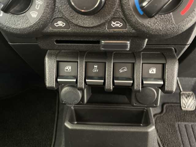 スズキ ジムニー XG 長野県 2023(令5)年 0.7万km シルキーシルバーメタリック 4WD/社外オーディオ（型番：U330BTH)/ETC/純正フロアマット/16インチ純正アルミホイール/盗難防止装置/ABS/横滑り防止装置/ダウンヒルアシストコントロール/オートライト/フォグランプ/マッドフラップ/ライトレベライザー/保証書/説明書/スペアキー