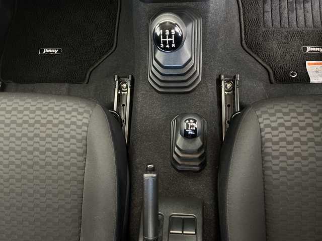 スズキ ジムニー XG 長野県 2023(令5)年 0.7万km シルキーシルバーメタリック 4WD/社外オーディオ（型番：U330BTH)/ETC/純正フロアマット/16インチ純正アルミホイール/盗難防止装置/ABS/横滑り防止装置/ダウンヒルアシストコントロール/オートライト/フォグランプ/マッドフラップ/ライトレベライザー/保証書/説明書/スペアキー