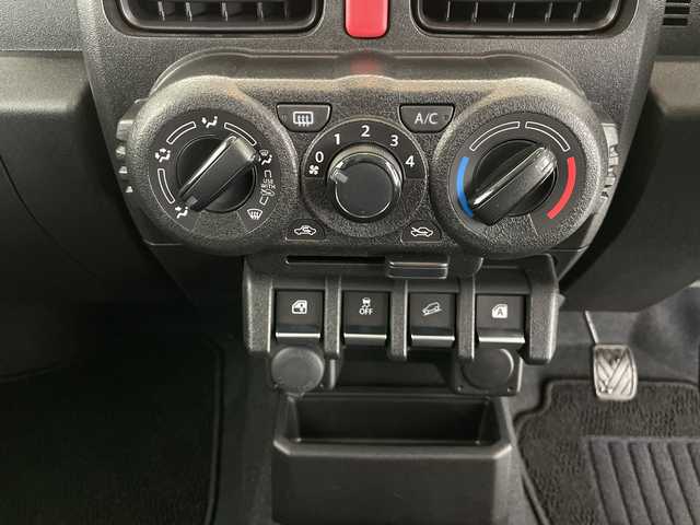 スズキ ジムニー XG 長野県 2023(令5)年 0.7万km シルキーシルバーメタリック 4WD/社外オーディオ（型番：U330BTH)/ETC/純正フロアマット/16インチ純正アルミホイール/盗難防止装置/ABS/横滑り防止装置/ダウンヒルアシストコントロール/オートライト/フォグランプ/マッドフラップ/ライトレベライザー/保証書/説明書/スペアキー