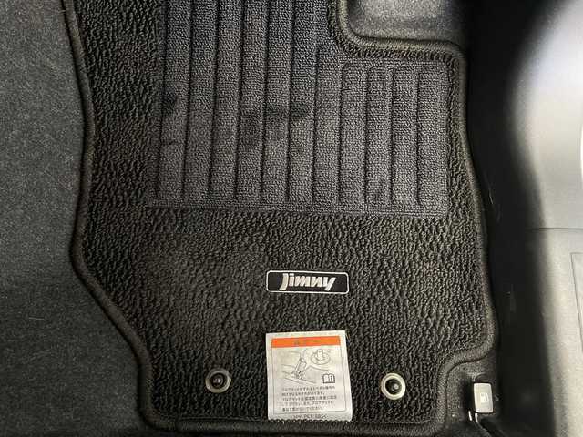 スズキ ジムニー XG 長野県 2023(令5)年 0.7万km シルキーシルバーメタリック 4WD/社外オーディオ（型番：U330BTH)/ETC/純正フロアマット/16インチ純正アルミホイール/盗難防止装置/ABS/横滑り防止装置/ダウンヒルアシストコントロール/オートライト/フォグランプ/マッドフラップ/ライトレベライザー/保証書/説明書/スペアキー