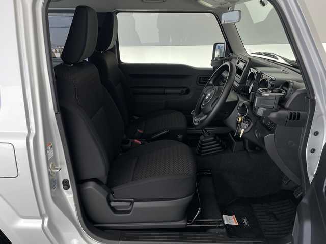 スズキ ジムニー XG 長野県 2023(令5)年 0.7万km シルキーシルバーメタリック 4WD/社外オーディオ（型番：U330BTH)/ETC/純正フロアマット/16インチ純正アルミホイール/盗難防止装置/ABS/横滑り防止装置/ダウンヒルアシストコントロール/オートライト/フォグランプ/マッドフラップ/ライトレベライザー/保証書/説明書/スペアキー