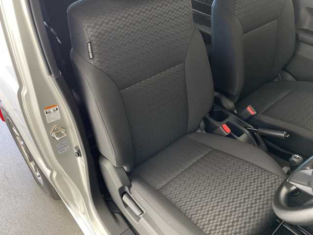 スズキ ジムニー XG 長野県 2023(令5)年 0.7万km シルキーシルバーメタリック 4WD/社外オーディオ（型番：U330BTH)/ETC/純正フロアマット/16インチ純正アルミホイール/盗難防止装置/ABS/横滑り防止装置/ダウンヒルアシストコントロール/オートライト/フォグランプ/マッドフラップ/ライトレベライザー/保証書/説明書/スペアキー