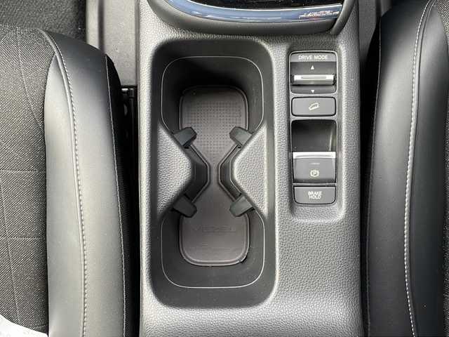 ホンダ ヴェゼル ハイブリッド e:HEV Z 青森県 2021(令3)年 5.1万km プレミアムクリスタルレッドM ・寒冷地仕様/・4WD/・純正ナビ/・AM/FM/BT/フルセグ/・全方位バックカメラ/・横滑り防止装置/・衝突被害軽減ブレーキ/・レーンキープアシスト/・クルーズコントロール追従/・ブライドスポットモニター/・コーナーセンサー/・パドルシフト/・前後ドライブレコーダー/・ETC2.0/・ハーフレザーシート/・LEDヘッドライト/・パワーバックドア/・シートヒーター/・ステアリングヒーター/・ワイヤレス充電/・オートライト/・USBソケット/・純正フロアマット/・純正夏タイヤ16インチAW積込/・保証書/取説