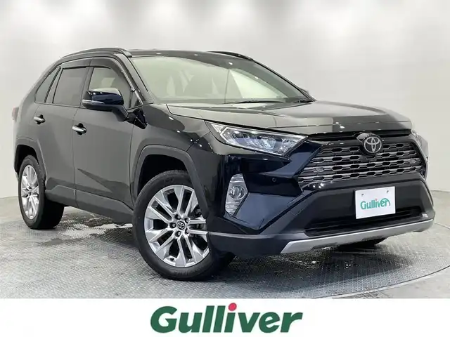 トヨタ ＲＡＶ４ G Zパッケージ 栃木県 2019(令1)年 1.8万km アティチュードブラックマイカ ４WD/純正ナビ/（CD/DVD/Bluetooth/HDMI）/バックカメラ/トヨタセーフティセンス/・プリクラッシュセーフティ/・レーントレーシングアシスト/・レーダークルーズコントロール/・ロードサインアシスト/・オートマチックハイビーム/前後コーナーセンサー/ビルトインETC2.0/前後コーナーセンサー/パワーバックドア/運転席パワーシート/前席シートヒーター/ルーフレール/LEDヘッドライト/オートライト/フロントフォグライト/横滑り防止装置/スマートキー/プッシュスタート/アイドリングストップ/ステアリングスイッチ/革巻きステアリング/ウインカーミラー/電動格納ミラー/純正19インチアルミホイール/純正フロアマット