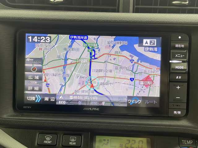 トヨタ アクア S 三重県 2014(平26)年 8.2万km グレーメタリック 禁煙車/純正7インチナビ/・CD/DVD/Bluetooth/フルセグ/AM/FM/バックカメラ/ステアリングスイッチ/電動格納ミラー/オートライト/オートエアコン/フロアマット/ETC/ドアバイザー