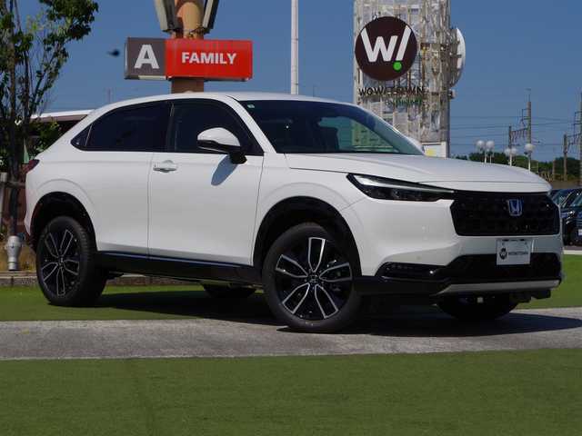 ホンダ ヴェゼル ハイブリッド e:HEV Z 千葉県 2025(令7)年 0.1万km未満 プラチナホワイトパール e:HEV Z　3VC4AG3　Honda CONNECTディスプレー+ETC2.0車載器+ワイヤレス充電器(220/000)　フロントグリル　ベルリナブラック(41250円)/ホンダセンシング/・衝突軽減ブレーキ（CMBS）/・車線維持支援システム（LKAS）/・アダプティブクルーズコントロール（ACC）/・後方誤発進抑制機能/・誤発進抑制機能/パワーバックドア/ホンダコネクトナビ/地デジTV/【Bluetooth接続】/【Apple CarPlay　Android Auto対応】/バックカメラ/ワイヤレス充電/革巻きステアリング/ステアリングヒーター/ステアリングスイッチ/パドルシフト/前席シートヒーター/ETC（2.0）/LEDヘッドライト/フォグライト/ウインカーミラー/純正18インチアルミホイル/サイド/カーテンエアバッグ/Honda スマートキー