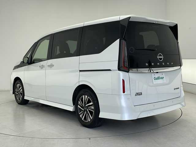 日産 セレナ e－パワー ハイウェイスター V 千葉県 2023(令5)年 3.8万km プリズムホワイト 純正メモリナビ/　AM/FM/TV/Bluetooth/USB/　AndroidAuto/AppleCarPlay/純正ナビ連動ドライブレコーダー(前後)/全方位カメラ/運転支援/　インテリジェントクルーズコントロール/車線維持支援/　車線逸脱防止支援/後側方衝突防止支援/　前方衝突防止支援/踏み間違い衝突防止支援/　先行車発進お知らせ/標識検知支援/衝突被害軽減システム/両側パワースライドドア/純正ビルトインETC2.0/ワイヤレス充電/デジタルインナーミラー/LEDヘッドライト/電動パーキング/ボタン式シフト/サンシェード/純正16インチアルミホイール/社外フロアマット/電動格納ウィンカーミラー/横滑り防止装置/プッシュスタート/エアバッグ(W+サイド＋カーテン)