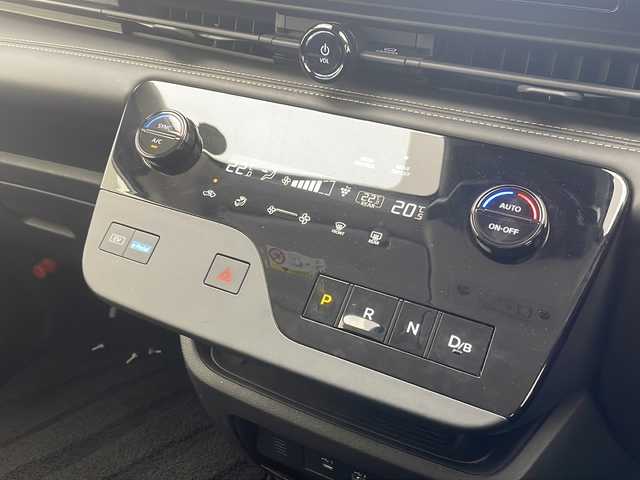 日産 セレナ e－パワー ハイウェイスター V 沖縄県 2023(令5)年 3.8万km プリズムホワイト 純正12.3インチメモリナビ（AM/FM/TV/Bluetooth/USB/AndroidAuto/AppleCarPlay）/純正ナビ連動ドライブレコーダー(前後)/全方位カメラ/運転支援（インテリジェントクルーズコントロール/車線維持支援/車線逸脱防止支援/後側方衝突防止支援/前方衝突防止支援/踏み間違い衝突防止支援/先行車発進お知らせ/標識検知支援)/衝突被害軽減システム/両側パワースライドドア/純正ビルトインETC2.0/ワイヤレス充電/デジタルインナーミラー/LEDヘッドライト/電動パーキング/ボタン式シフト/サンシェード/純正16インチアルミホイール/社外フロアマット/電動格納ウィンカーミラー/横滑り防止装置/プッシュスタート