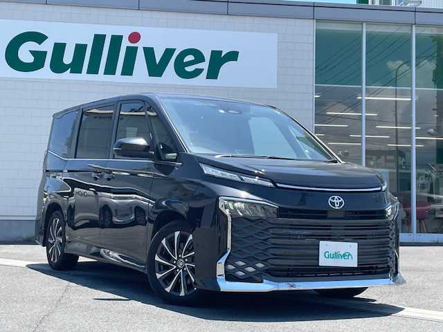 トヨタ ヴォクシー S－Z 静岡県 2022(令4)年 1.6万km グリッターブラックガラスフレーク ●ナビ付純正ディスプレイオーディオ/(Bluetooth)/●ハーフレザーシート/●D＋N席シートヒーター/●全方位カメラ/●パーキングアシスト/●レーダークルーズコントロール/●ブラインドスポットモニター/●衝突被害軽減システム/●レーンキープアシスト/●前後コーナーセンサー/●電動パーキングブレーキ/●オートブレーキホールド/●二眼LEDライト/●オートライト/●オートマチックハイビーム/●革巻きステアリング/●ステアリングヒーター/●ステアリングスイッチ/●ETC/●前後ドライブレコーダー/●電動リアゲート/●レベライザー/●ドアバイザー/●スマートキー/●プッシュスタート/●純正１７インチアルミホイール/●W＋サイドSRS＋ABS/●車両取扱説明書/●ディスプレイオーディオ取扱説明書