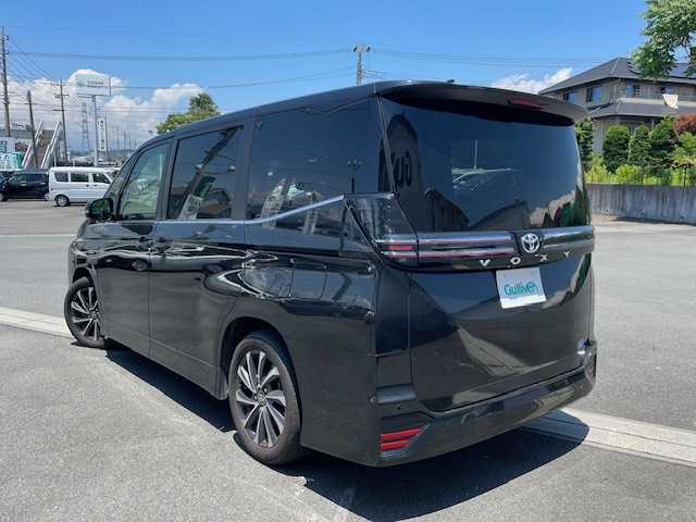 トヨタ ヴォクシー S－Z 静岡県 2022(令4)年 1.6万km グリッターブラックガラスフレーク ●ナビ付純正ディスプレイオーディオ/(Bluetooth)/●ハーフレザーシート/●D＋N席シートヒーター/●全方位カメラ/●パーキングアシスト/●レーダークルーズコントロール/●ブラインドスポットモニター/●衝突被害軽減システム/●レーンキープアシスト/●前後コーナーセンサー/●電動パーキングブレーキ/●オートブレーキホールド/●二眼LEDライト/●オートライト/●オートマチックハイビーム/●革巻きステアリング/●ステアリングヒーター/●ステアリングスイッチ/●ETC/●前後ドライブレコーダー/●電動リアゲート/●レベライザー/●ドアバイザー/●スマートキー/●プッシュスタート/●純正１７インチアルミホイール/●W＋サイドSRS＋ABS/●車両取扱説明書/●ディスプレイオーディオ取扱説明書