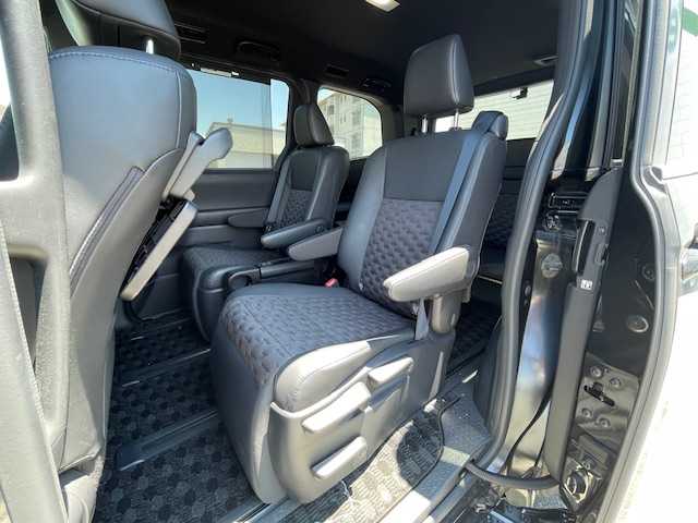 トヨタ ヴォクシー S－Z 静岡県 2022(令4)年 1.6万km グリッターブラックガラスフレーク ●ナビ付純正ディスプレイオーディオ/(Bluetooth)/●ハーフレザーシート/●D＋N席シートヒーター/●全方位カメラ/●パーキングアシスト/●レーダークルーズコントロール/●ブラインドスポットモニター/●衝突被害軽減システム/●レーンキープアシスト/●前後コーナーセンサー/●電動パーキングブレーキ/●オートブレーキホールド/●二眼LEDライト/●オートライト/●オートマチックハイビーム/●革巻きステアリング/●ステアリングヒーター/●ステアリングスイッチ/●ETC/●前後ドライブレコーダー/●電動リアゲート/●レベライザー/●ドアバイザー/●スマートキー/●プッシュスタート/●純正１７インチアルミホイール/●W＋サイドSRS＋ABS/●車両取扱説明書/●ディスプレイオーディオ取扱説明書