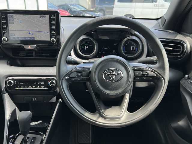 トヨタ ヤリス ハイブリッド G 山形県 2022(令4)年 1.1万km アバンギャルドブロンズメタリック 4WD/衝突被害軽減システム/トヨタセーフティーセンス/純正ナビ/BSM/レーダークルーズコントロール/コーナーセンサー/純正ドライブレコーダー/ステアリングスイッチ/寒冷地仕様/フロントワイパーデアイサー/ビルトインETC/100V充電/純正フロアマット/電動格納ミラー/ウィンカーミラー/ドアバイザー/社外AW＋スタッドレス(6mm・R15)車載/スマートキー/スペアキー