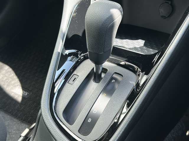 トヨタ ヤリス ハイブリッド G 山形県 2022(令4)年 1.1万km アバンギャルドブロンズメタリック 4WD/衝突被害軽減システム/トヨタセーフティーセンス/純正ナビ/BSM/レーダークルーズコントロール/コーナーセンサー/純正ドライブレコーダー/ステアリングスイッチ/寒冷地仕様/フロントワイパーデアイサー/ビルトインETC/100V充電/純正フロアマット/電動格納ミラー/ウィンカーミラー/ドアバイザー/社外AW＋スタッドレス(6mm・R15)車載/スマートキー/スペアキー