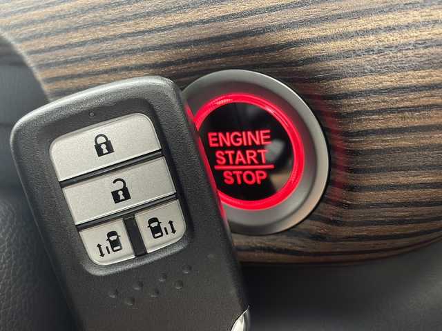 ホンダ フリード クロスター 群馬県 2023(令5)年 0.6万km プレミアムクリスタルブルークリスタル LEDアダプティブコーナリングライト/＝＝＝＝＝＝/純正ナビ(AM/FM/Bluetooth/フルセグTV/USB)/バックモニター/Honda SENSING/ ・衝突軽減ブレーキ/ ・路外逸脱抑制機能/ ・先行車発進お知らせ機能/ ・アダプティブクルーズコントロール/ ・車線維持支援システム/ ・標識認識機能/ ・オートハイビーム/D/N席シートヒーター/両側パワースライドドア/ビルトインETC/LEDヘッドランプ