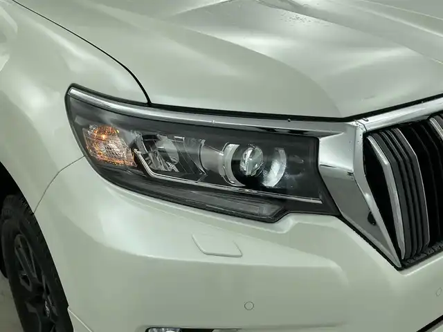 トヨタ ランドクルーザー プラド TX 福井県 2023(令5)年 1.7万km ホワイトパールクリスタルシャイン ・4WD/・サンルーフ/・ルーフレール/・モデリスタエアロ/・ブラックエディション用18インチAW/・トヨタセーフティセンス/・プリクラッシュセーフティ/・レーダークルーズコントロール/・社外9インチSDナビ/(DVD.CD.SD.Bluetooth.フルセグTV)/・バックカメラ/・LEDオートライト/オートハイビーム/・ETC/・トノカバー/・スペアキー×1/・取説/保証書
