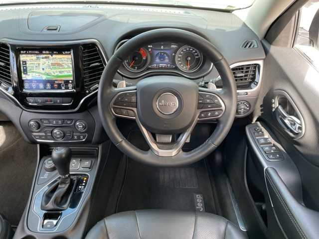 クライスラー・ジープ ジープ チェロキー リミテッド 長野県 2020(令2)年 5.8万km 白 ワンオーナー/純正8.4インチナビ/・DTV/USB/AUX/BT/バックカメラ/クリアランスソナー/レザーシート/前席パワーシート/前席シートヒーター/エアシート/ブラインドスポットモニター/アダプティブクルーズコントロール/ハンズフリーリフトゲート/ルーフレール/ETC2.0/ドライブレコーダー/純正18インチAW/パドルシフト付革巻きステアリング/プッシュEgスタート/ストップ/スマートキー×2/オートライト/純正LEDヘッドライト/フロント/バックフォグ/ターンランプ付電動格納ドアミラー/ヒーテッドミラー/純正フロアマット/取扱説明書/ナビ取扱説明書/新車時保証書