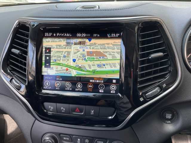 クライスラー・ジープ ジープ チェロキー リミテッド 長野県 2020(令2)年 5.8万km 白 ワンオーナー/純正8.4インチナビ/・DTV/USB/AUX/BT/バックカメラ/クリアランスソナー/レザーシート/前席パワーシート/前席シートヒーター/エアシート/ブラインドスポットモニター/アダプティブクルーズコントロール/ハンズフリーリフトゲート/ルーフレール/ETC2.0/ドライブレコーダー/純正18インチAW/パドルシフト付革巻きステアリング/プッシュEgスタート/ストップ/スマートキー×2/オートライト/純正LEDヘッドライト/フロント/バックフォグ/ターンランプ付電動格納ドアミラー/ヒーテッドミラー/純正フロアマット/取扱説明書/ナビ取扱説明書/新車時保証書