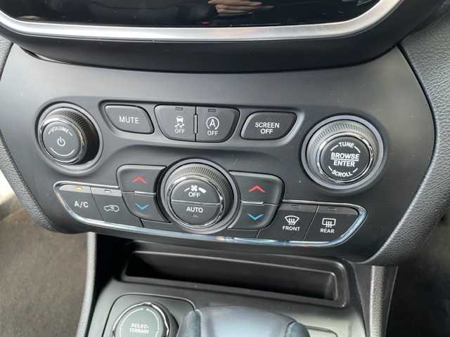 クライスラー・ジープ ジープ チェロキー リミテッド 長野県 2020(令2)年 5.8万km 白 ワンオーナー/純正8.4インチナビ/・DTV/USB/AUX/BT/バックカメラ/クリアランスソナー/レザーシート/前席パワーシート/前席シートヒーター/エアシート/ブラインドスポットモニター/アダプティブクルーズコントロール/ハンズフリーリフトゲート/ルーフレール/ETC2.0/ドライブレコーダー/純正18インチAW/パドルシフト付革巻きステアリング/プッシュEgスタート/ストップ/スマートキー×2/オートライト/純正LEDヘッドライト/フロント/バックフォグ/ターンランプ付電動格納ドアミラー/ヒーテッドミラー/純正フロアマット/取扱説明書/ナビ取扱説明書/新車時保証書