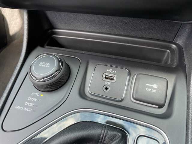 クライスラー・ジープ ジープ チェロキー リミテッド 長野県 2020(令2)年 5.8万km 白 ワンオーナー/純正8.4インチナビ/・DTV/USB/AUX/BT/バックカメラ/クリアランスソナー/レザーシート/前席パワーシート/前席シートヒーター/エアシート/ブラインドスポットモニター/アダプティブクルーズコントロール/ハンズフリーリフトゲート/ルーフレール/ETC2.0/ドライブレコーダー/純正18インチAW/パドルシフト付革巻きステアリング/プッシュEgスタート/ストップ/スマートキー×2/オートライト/純正LEDヘッドライト/フロント/バックフォグ/ターンランプ付電動格納ドアミラー/ヒーテッドミラー/純正フロアマット/取扱説明書/ナビ取扱説明書/新車時保証書