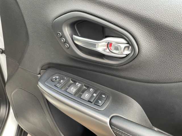 クライスラー・ジープ ジープ チェロキー リミテッド 長野県 2020(令2)年 5.8万km 白 ワンオーナー/純正8.4インチナビ/・DTV/USB/AUX/BT/バックカメラ/クリアランスソナー/レザーシート/前席パワーシート/前席シートヒーター/エアシート/ブラインドスポットモニター/アダプティブクルーズコントロール/ハンズフリーリフトゲート/ルーフレール/ETC2.0/ドライブレコーダー/純正18インチAW/パドルシフト付革巻きステアリング/プッシュEgスタート/ストップ/スマートキー×2/オートライト/純正LEDヘッドライト/フロント/バックフォグ/ターンランプ付電動格納ドアミラー/ヒーテッドミラー/純正フロアマット/取扱説明書/ナビ取扱説明書/新車時保証書