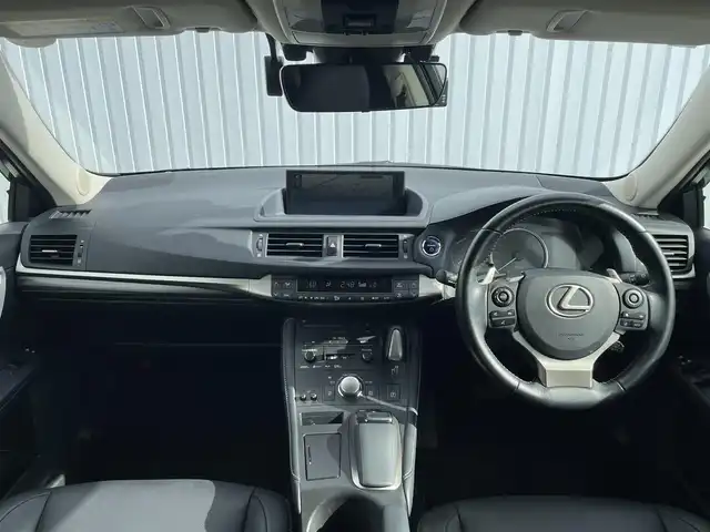 レクサス ＣＴ 200h バージョンC 滋賀県 2018(平30)年 0.8万km グラファイトブラックガラスフレーク 純正10.3型ナビ/・Bluetooth/フルセグ/・CD/DVD/バックカメラ/革巻きステアリング/ステアリングリモコン/ETC2.0/前後ドラレコ/アダプティブクルコン/前席シートヒーター/運転席パワーシート/オートリトラミラー/LEDオートライト/オートハイビーム/フォグライト/社外18インチ付AW/プリクラッシュセーフティ/レーンディパーチャーアラート/スマートキー