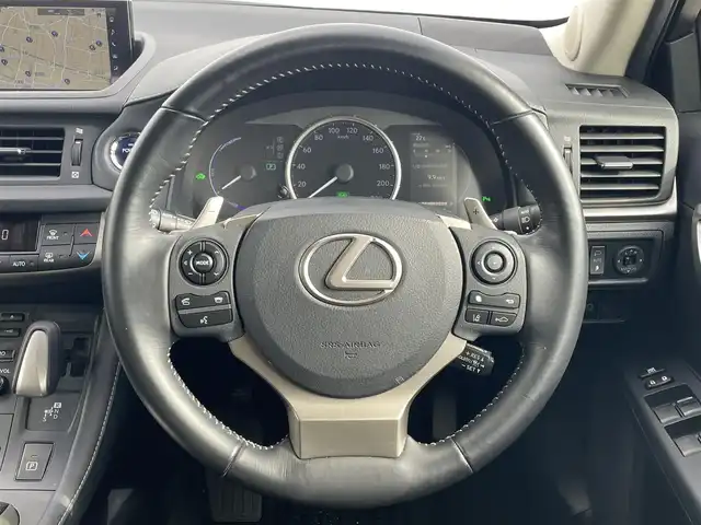 レクサス ＣＴ 200h バージョンC 滋賀県 2018(平30)年 0.8万km グラファイトブラックガラスフレーク 純正10.3型ナビ/・Bluetooth/フルセグ/・CD/DVD/バックカメラ/革巻きステアリング/ステアリングリモコン/ETC2.0/前後ドラレコ/アダプティブクルコン/前席シートヒーター/運転席パワーシート/オートリトラミラー/LEDオートライト/オートハイビーム/フォグライト/社外18インチ付AW/プリクラッシュセーフティ/レーンディパーチャーアラート/スマートキー