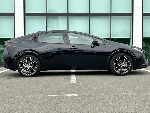 トヨタ プリウス Z 和歌山県 2024(令6)年 0.7万km アティチュードブラックマイカ 純正12.3インチメーカーナビ/フルセグTV/パノラミックビューモニター/プリクラッシュセーフティー/レーダークルーズコントロール/ブラインドスポットモニター/純正１９インチアルミホイール/社外フロアマット/パワーシート/シートヒーター/シートエアベンチレーション/ステアリングヒーター/置くだけ充電/LEDヘッドライト/オートライト/オートマチックハイビーム