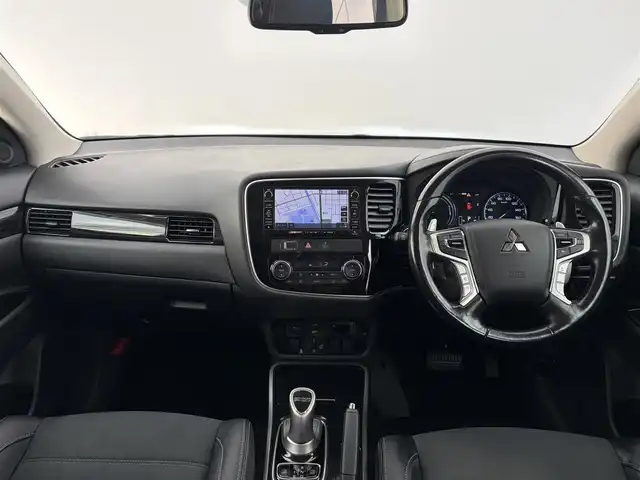三菱 アウトランダー ＰＨＥＶ G ナビパッケージ 愛知県 2015(平27)年 5.5万km シルキーホワイト ・純正ナビゲーション/（Bluetooth/フルセグTV/CD/DVD/SD）/・アダプティブ・クルーズ・コントロール/・サンルーフ/・全方位カメラ/・充電ケーブル/・レーンキープ/・オートライト/・純正LEDライト/・電動格納ミラー/・ETC/・4WD/・D.N席パワーシート/・D.N席シートヒータ/・ステアリングヒーター/・ハーフレザー/・純正フロアマット